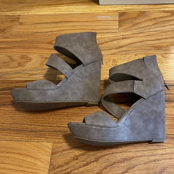 Unlisted by Kenneth Kole Wedges - Picture 2 of 6